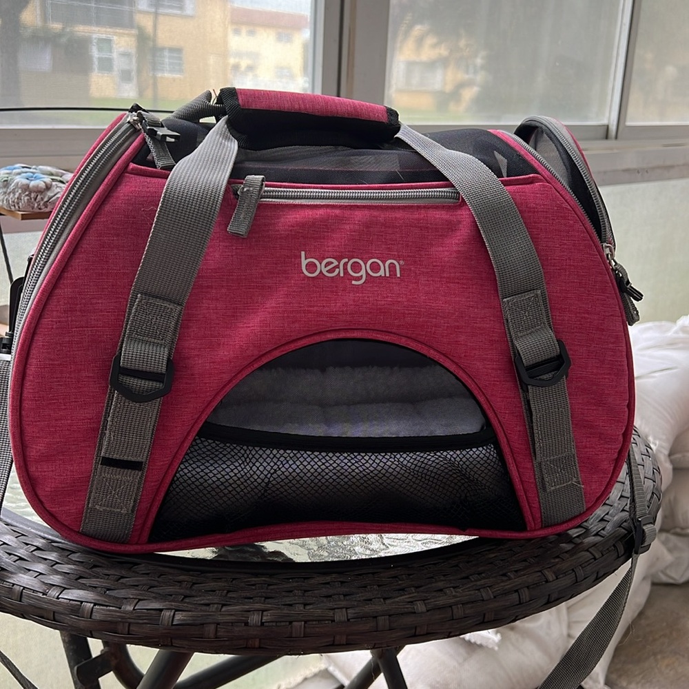 Bergan soft sided pet carrier NWOT